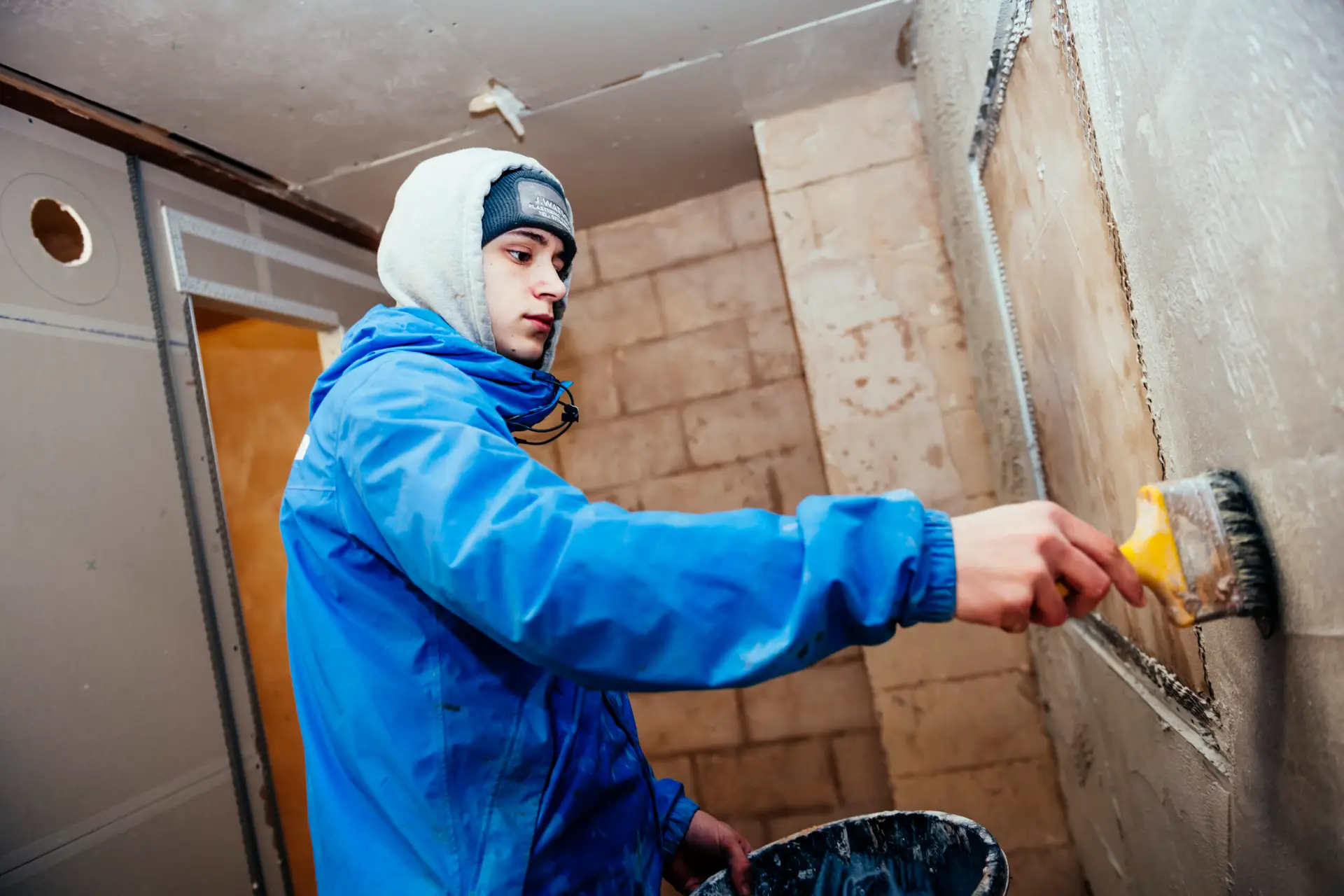Plastering stuent in workshop